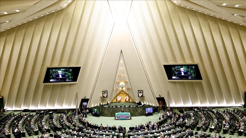 البرلمان الإيراني يدرس فرض رسوم على "المرور الآمن" بمضيق هرمز