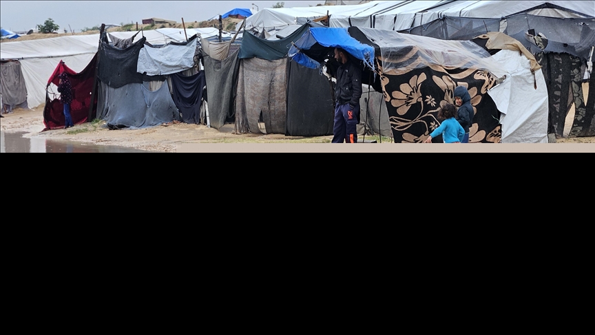 أمطار غزيرة تغرق خيام مئات النازحين الفلسطينيين بغزة