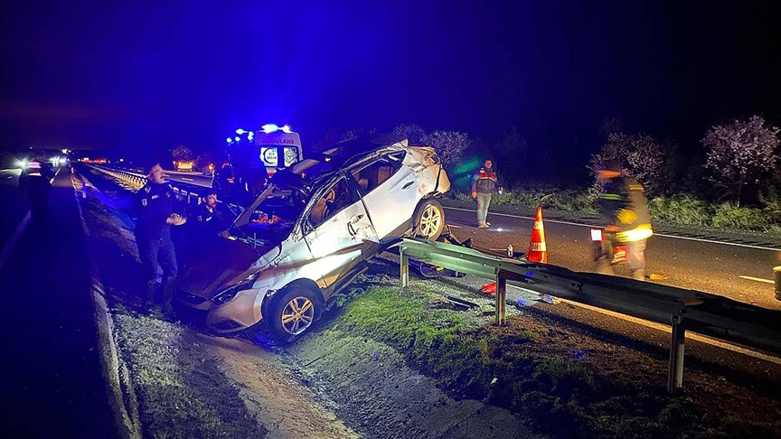 Eskişehir'de otomobilin SUV tipi araçla çarpıştığı kazada 2 kişi öldü, 4 kişi yaralandı