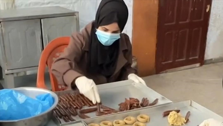 Sipërmarrësja në Gaza përgatit biskota pavarësisht shkatërrimit dhe zhvendosjes së detyruar