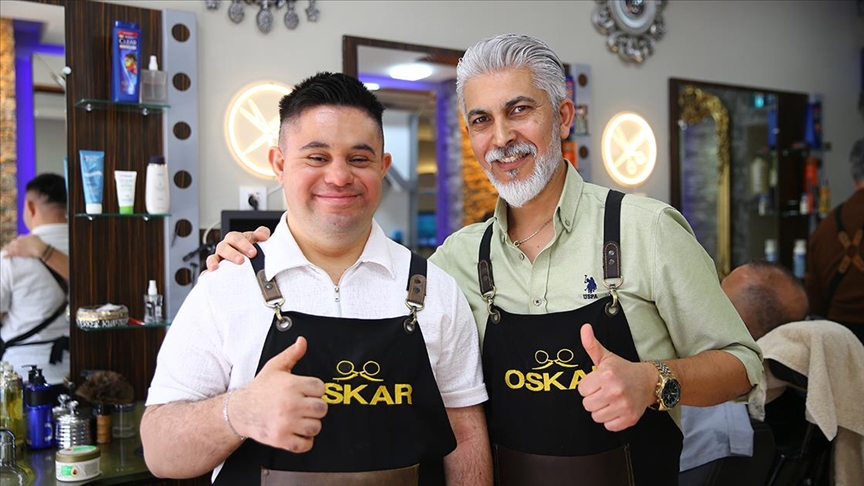 Down sendromlu genç çalıştığı berber salonuna neşe katıyor