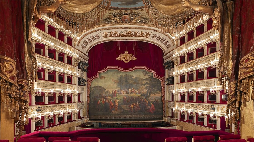 Dünyanın en eski opera sahnelerinden Teatro di San Carlo, 290. yaşını kutlamaya hazırlanıyor