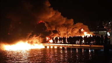 Bodrum'da marinada demirli 5 motoryatta çıkan yangına müdahale ediliyor