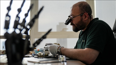 Specialisti turk përgatitet për operacione të ndjeshme duke riparuar ora