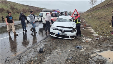 Li Bîngolê wesayîtek welgeriya, 3 kes birîndar bûn