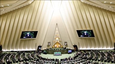 البرلمان الإيراني يدرس فرض رسوم على "المرور الآمن" بمضيق هرمز