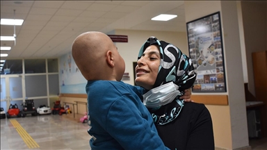 Küçük Alperen ablasından yapılan kemik iliği nakliyle "bayram" etti