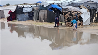 أمطار غزيرة تغرق خيام مئات النازحين الفلسطينيين بغزة