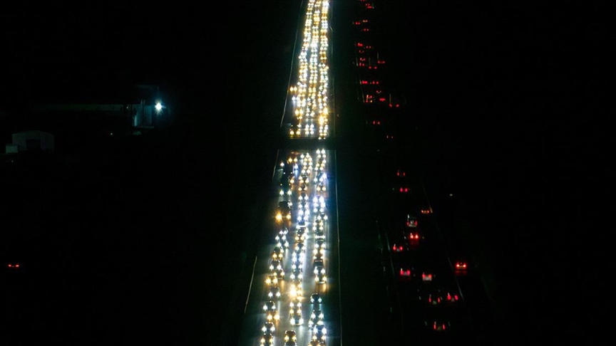 İstanbul ve Ankara'da bayram dönüşü trafik yoğunluğu oluştu