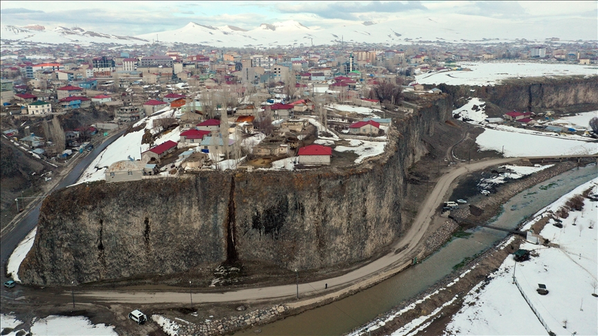 Newala Mûradê ya ku biharê di binê berfê da ma, bi dronê dîmena wê ya bi şev û nava rojê hat kişandin