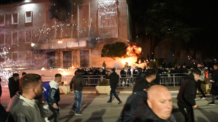 Tensione në protestën e opozitës në Shqipëri