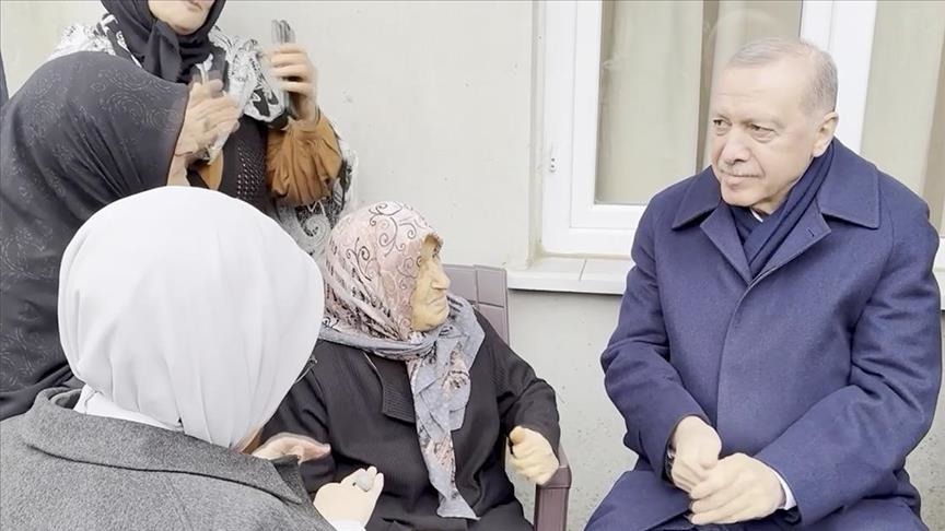 Serokomar Erdogan li Rîzeyê bi cîranên xwe ra Eyda Remezanê pîroz kir