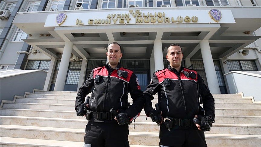Telsiz sesleriyle büyüyen ikiz polisler babalarının izinde omuz omuza görev yapıyor