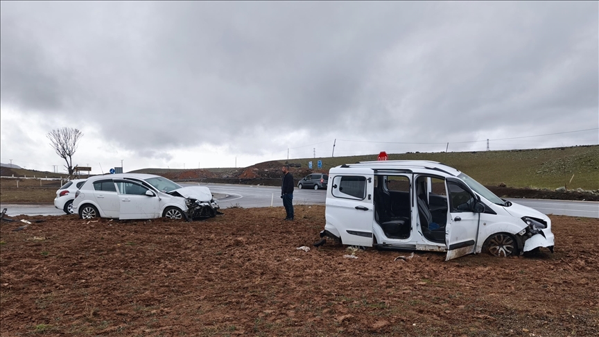 Li Bîngolê wesayîtan nîvtîcarî û otomobîl li hev ketin, 13 kes birîndar bûn