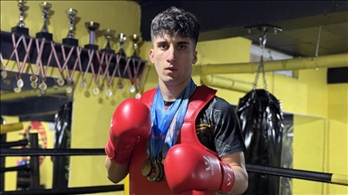 Kum torbasıyla başladığı wushuda hedefi elde ettiği başarılara yenilerini eklemek