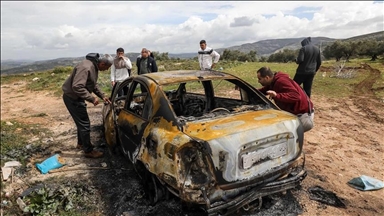 الضفة.. مستوطنون إسرائيليون يصيبون 3 فلسطينيين ويحرقون مركبات