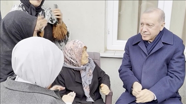 Cumhurbaşkanı Erdoğan, Rize'de komşularıyla bayramlaştı