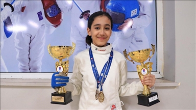 Antrenör babasının desteğiyle başladığı eskrimde milli takımı hedefliyor