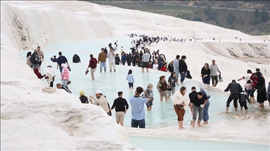 Turizm merkezi Pamukkale'de bayram yoğunluğu yaşanıyor