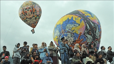 Festival balona na vrući zrak obojio nebo između planina Sumbing i Sindoro u Indoneziji