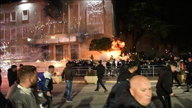 Tensione në protestën e opozitës në Shqipëri