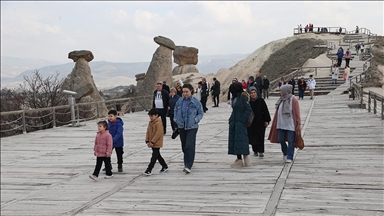 Bayram tatili Kapadokya'daki turizm merkezlerini hareketlendirdi