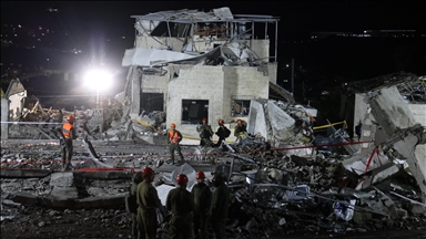 Des colons israéliens illégaux s'en prennent à des habitations et des véhicules palestiniens en Cisjordanie occupée