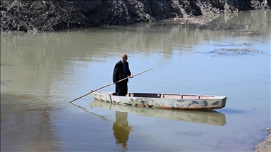 "Yerli Robinson", yağışlarla su seviyesi yükselen göl kıyısında oluşturduğu yaşam alanına yeniden döndü