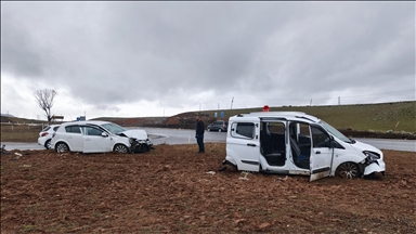 Li Bîngolê wesayîtan nîvtîcarî û otomobîl li hev ketin, 13 kes birîndar bûn