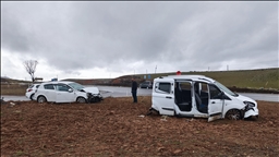 Li Bîngolê wesayîtan nîvtîcarî û otomobîl li hev ketin, 13 kes birîndar bûn
