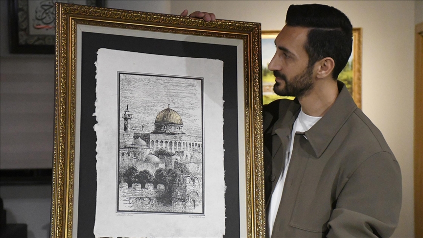 على أوراق يصنعها بيده.. فنان تركي ينقش "الأقصى" في الذاكرة