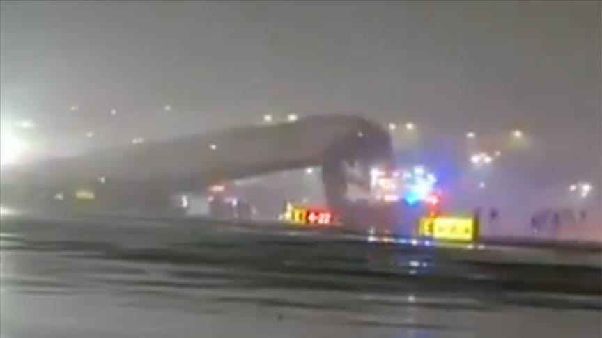 نیویۆرک.. فڕۆکەیەک له‌ كاتی نیشتنەوەدا خۆی کێشا بە ئۆتۆمبێلێکی ئاگرکوژێنەوەدا