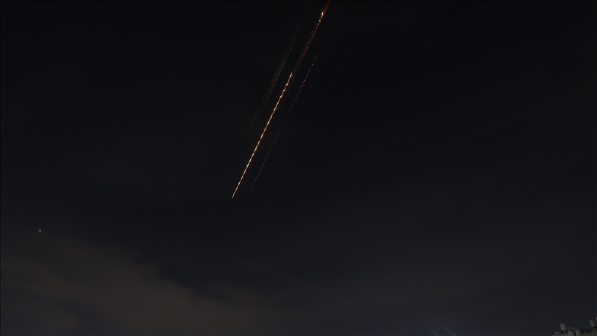 Des dégâts signalés dans le centre d'Israël après la chute de débris d'un missile iranien dans plusieurs zones