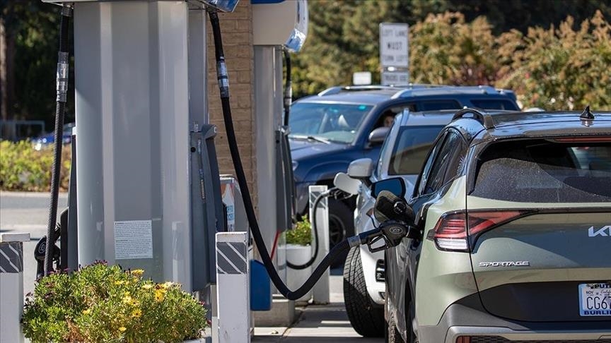 بسبب الحرب.. ارتفاع أسعار البنزين الأمريكي بأكثر من 32 بالمئة 