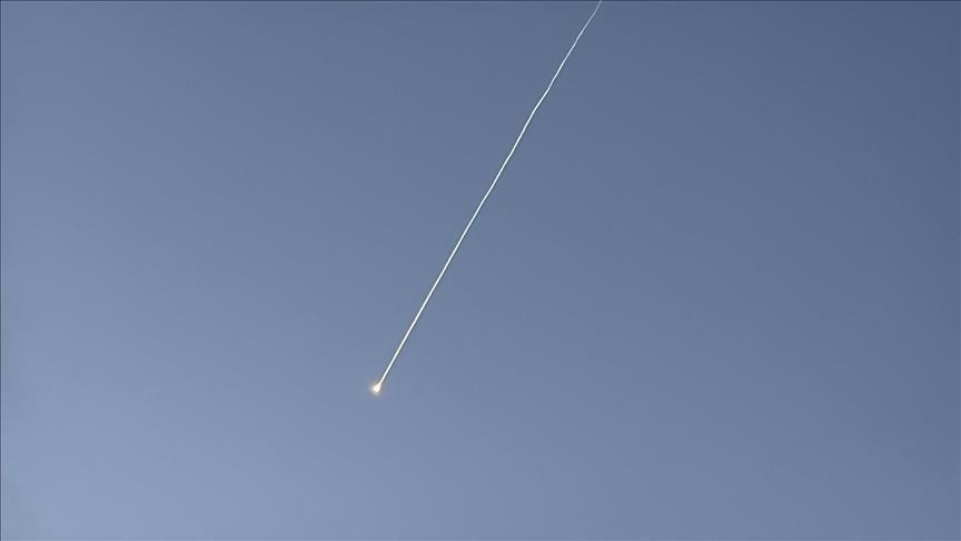 إصابة إسرائيلي بهجوم صاروخي من لبنان على "كريات شمونة" 