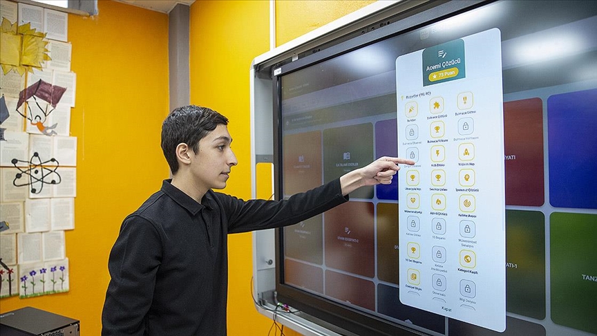 Üniversite adayları edebiyat konularını bulmaca çözerek öğreniyor