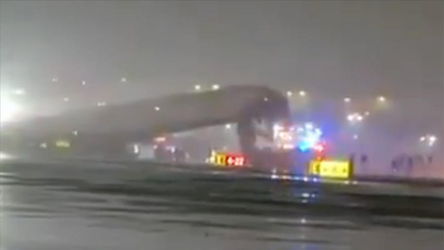 ABD'nin New York kentinde uçak iniş sırasında itfaiye aracına çarptı