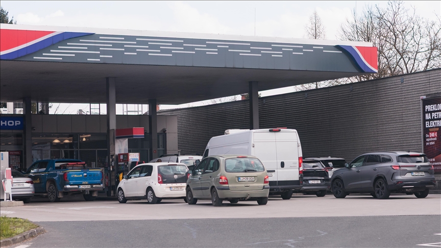 Граѓаните се соочуваат со ограничувања на бензинските пумпи во Словенија