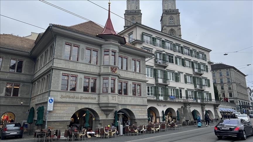 Swiss feel safe but doubt defense readiness, survey finds