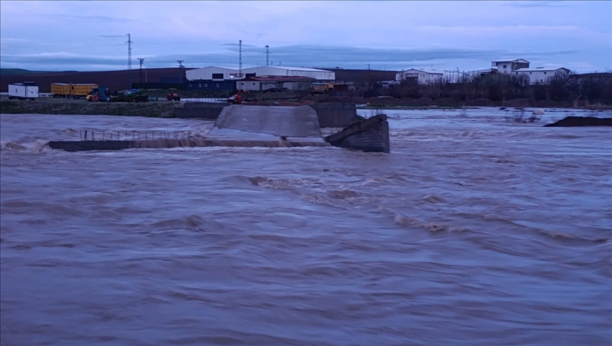 Li Diyarbekirê ji ber barana zêde ava çêm rabû û pireyeke li ser çêm hilweşiya