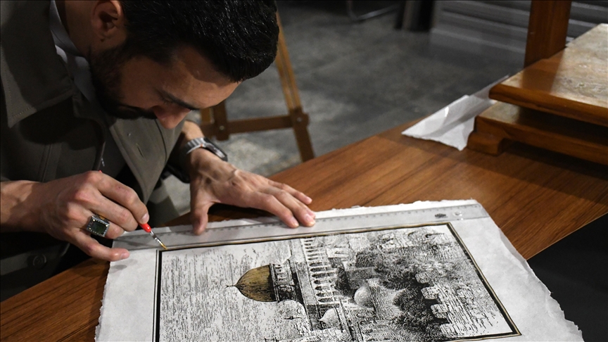 İbadete kapatılan Mescid-i Aksa'yı gündemde tutmak için el yapımı kağıtlara işliyor