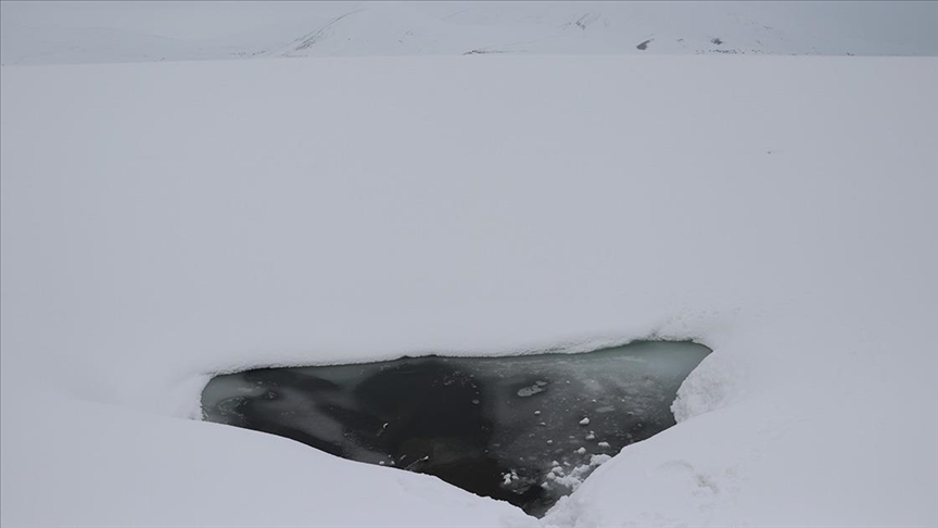 Baharda yüzeyi karla kaplı olan Balık Gölü dronla görüntülendi