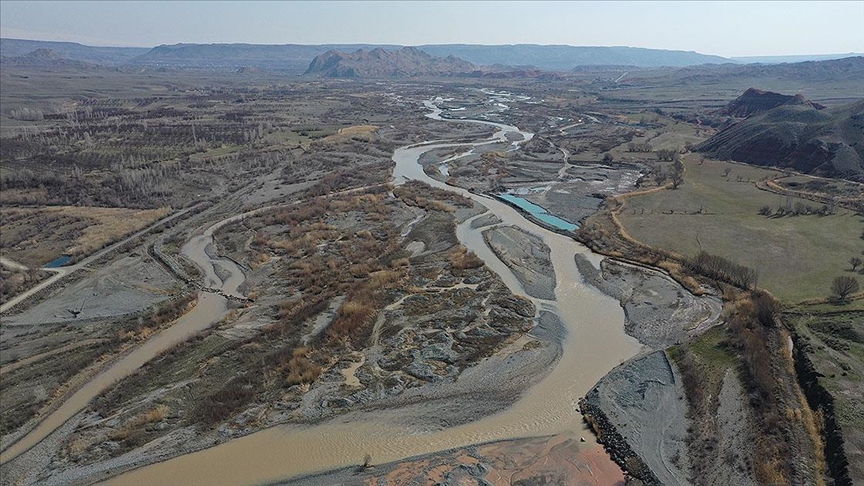 Göç yolunun önemli duraklarından Iğdır'da kuş hareketliliği başladı