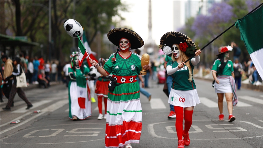 Qindra njerëz me veshje tradicionale i bashkohen paradës së "Kupës së Botës Catrina" në Meksiko City