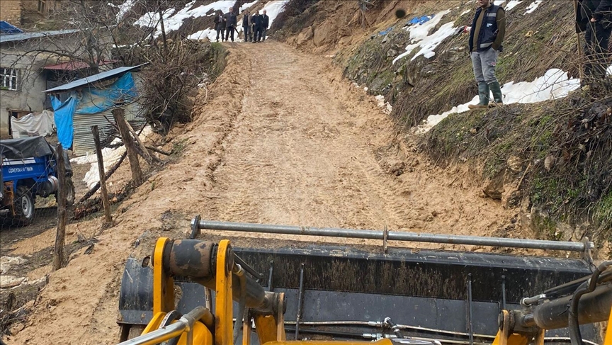 Li Sêrtê 15 wesayîtên ku di berfê da asê man hatin xelaskirin