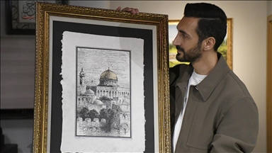 على أوراق يصنعها بيده.. فنان تركي ينقش "الأقصى" في الذاكرة