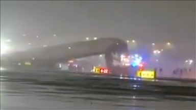 ABD'nin New York kentinde uçak iniş sırasında itfaiye aracına çarptı