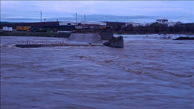 Li Diyarbekirê ji ber barana zêde ava çêm rabû û pireyeke li ser çêm hilweşiya