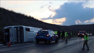 Li Mêrdînê midîbusek welgeriya, 24 kes birîndar bûn