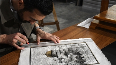 İbadete kapatılan Mescid-i Aksa'yı gündemde tutmak için el yapımı kağıtlara işliyor